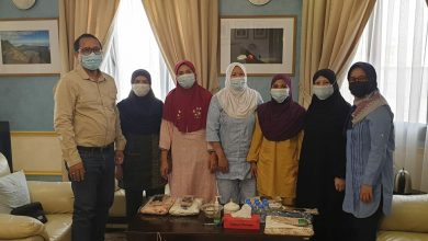 M.Yusuf ( Kiri) Atase Ketenagakerjaan di Qatar Melepas Sutiah ( Baju Kuning)