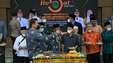 Foto: Bupati Labuhanbatu Utara, Hendri Yanto Sitorus, SE, ME (depan kiri)