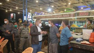 Foto: Tim Gabungan Pemkab Labuhanbatu memberikan sosialisasi PPKM Level 3 kepada Masyarakat, Kamis (29/7) malam.