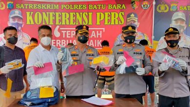 Kapolres Batu Bara AKBP. Ikhwan Lubis SH.MH Bersama Kasat Reskrim Polres AKP Ferry Kusnadi SH.MH Memaparkan Barang Bukti