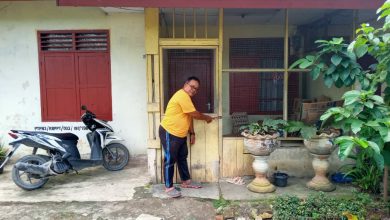 Foto: Kepala Rukun Warga (RW) Desa Janji bersama perangkat Desa lainya saat melihat TKP.