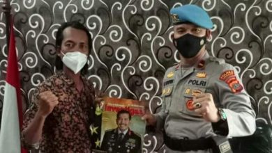 Foto: Ketua FPII Labuhanbatu, Marhite Rajagukguk bersama Kasi Propam Polres Labuhanbatu, Ipda Dr Iskandar Muda Sipayung SH, MH