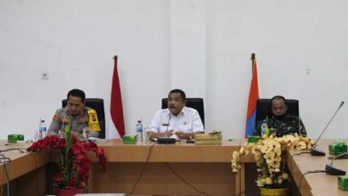 Foto: Sekdakab Labuhanbatu, Ir Muhammad Yusuf Siagian (tengah) memimpin Rakor Forkopimda Percepatan Penanganan Covid-19.