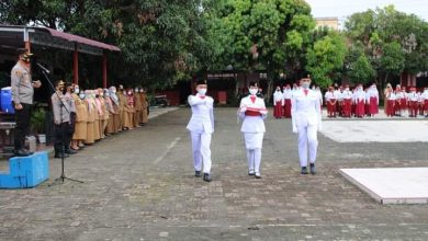 Foto: Kapolres Labuhanbatu AKBP Deni Kurniawan, SIK, MH memimpin upacara bendera Senin (23/8).