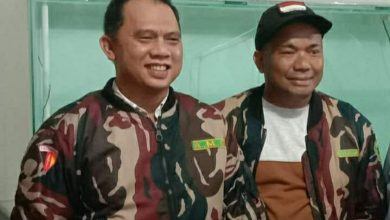 Foto: Bupati Labuhanbatu terpilih dr. Erik Adtrada selaku Pembina AMS Distrik Labuhanbatu bersama Ketua AMS Distrik Labuhanbatu (kanan), Sulaiman Lubis.