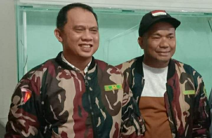 Foto: Bupati Labuhanbatu terpilih dr. Erik Adtrada selaku Pembina AMS Distrik Labuhanbatu bersama Ketua AMS Distrik Labuhanbatu (kanan), Sulaiman Lubis.