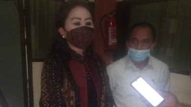 Foto: Ketua Dekranasda NTT Julie Sutrisno Laiskodat didampingi Ketua Komisi II NTT Kasmirus Kollo usai pertemuan di raung Komisi II