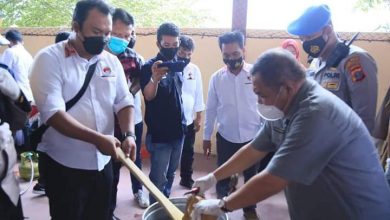 Foto: Sekdakab Labuhanbatu Ir Muhammad Yusuf Siagian masukkan barang bukti narkoba ke dalam air mendidih.