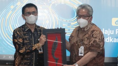 Keterangan Foto: Dirut Bank Banten Agus Syabarrudin (kiri) bersama dengan Dirut Bank BJB Yuddy Renaldy