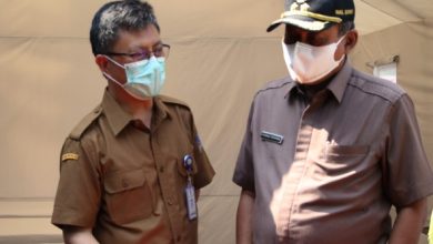 Foto :Kepala Dinkes dr Agus Sukmayadi saat berbincang dengan Wakil Bupati Serang, Pandji Tirtayasa.
