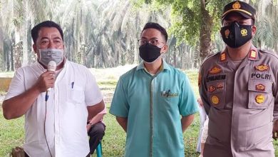 Foto: Askep Kebun Aek Nabara Utara (Kanau) Dlab 3, PTPN III, M Saragih (kiri) bersama Kapolsek Bilah Hulu AKP RP Panjaitan, SH saat menyampaikan imbauan kepada peserta vaksininasi massal.