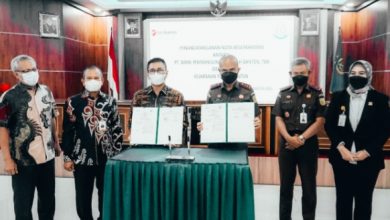 Dirut Bank Banten Agus Syabarrudin (tiga dari kiri )Bersama Kepala Kejaksaan Tinggi Banten Reda Manthovani