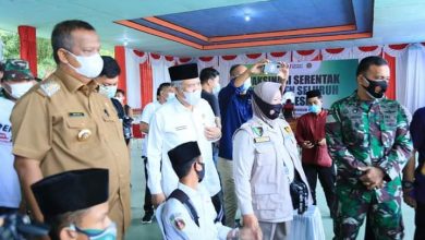 Foto: Pj Bupati Labuhanbatu Mulyadi Simatupang saat memantau pelaksanaan Vaksinasi Merdeka di Ponpes Darul Muhsini.