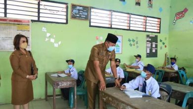 Foto: Kepala Dinas Kesehatan Labuhanbatu H. Kamal Ilham saat bercenkrama dengan para siswa PTMT.