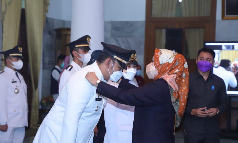 Bupati Serang Ratu Tatu Chasanah melantik pejabat di lingkungan Pemkab Serang