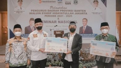 Keterangan: Wakil Gubernur Banten, Andika Hazrumy (dua dari kiri), Dirut Bank Banten Agus Syabarrudin (dua dari kanan) dan Ketua IKALUIN Ace Hasan Syadzily (kanan) di Pelantikan Pengurus Daerah IKALUIN Banten