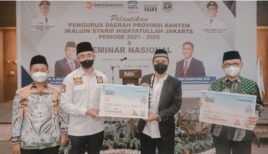 Keterangan: Wakil Gubernur Banten, Andika Hazrumy (dua dari kiri), Dirut Bank Banten Agus Syabarrudin (dua dari kanan) dan Ketua IKALUIN Ace Hasan Syadzily (kanan) di Pelantikan Pengurus Daerah IKALUIN Banten
